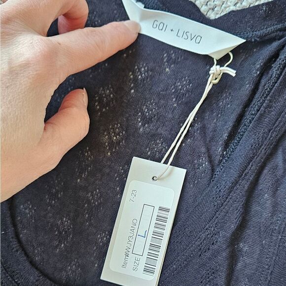 🎁3 Peice Bundle Black /Gray Tops with Heart Detail - Picture 4 of 7